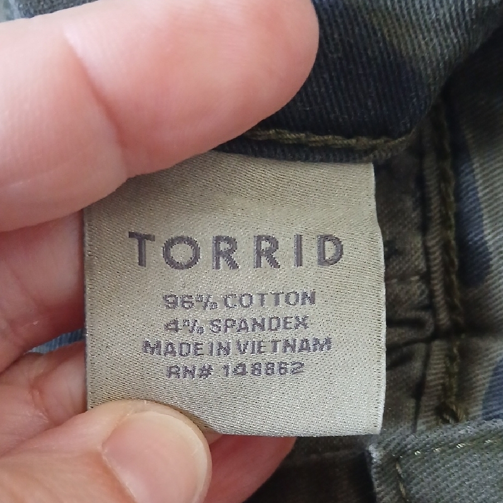 Torrid Camouflage Print Cropped Pants Size 12 Cotton/Spandex Blend - Picture 15 of 16